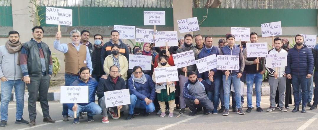 Agitated over non-payment of salary for several months, Waqf Board employees protested outside the Delhi Secretariat.