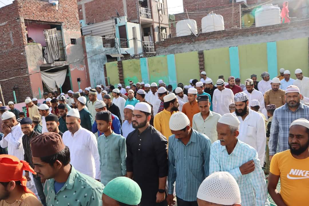 Eid-ul-Azha prayers were offered with traditional pomp and ceremony at Jamia Khawaja Qutbuddin Bakhtia Rakaki, Madanpur Khar.
