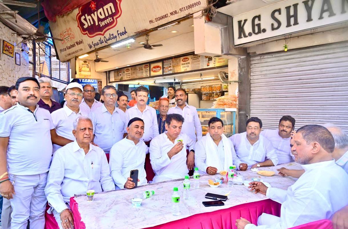 Congress leaders visit Chawri Bazaar, local residents raise local issues